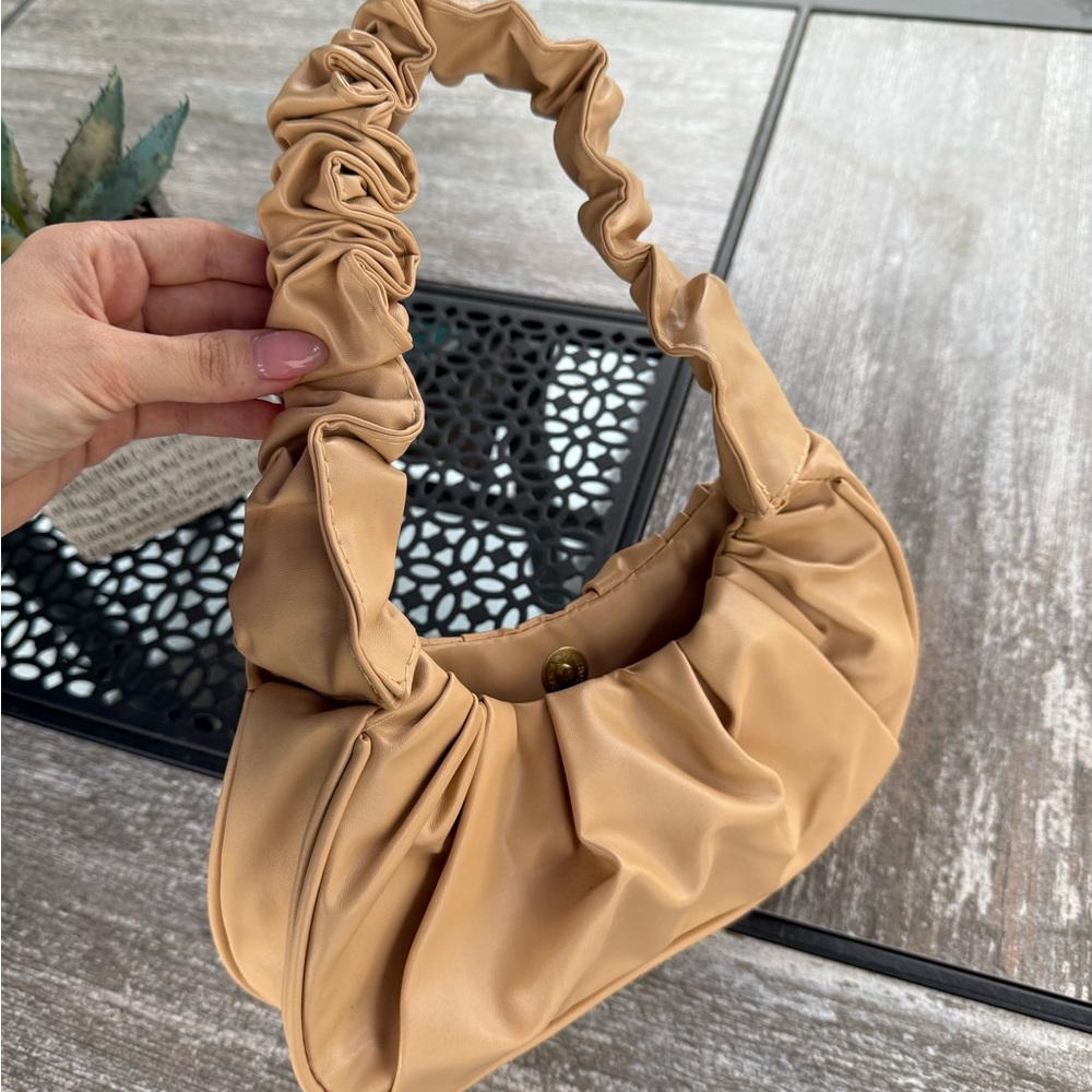 Tan Ruched Bag🤍 - Picture 4 of 5